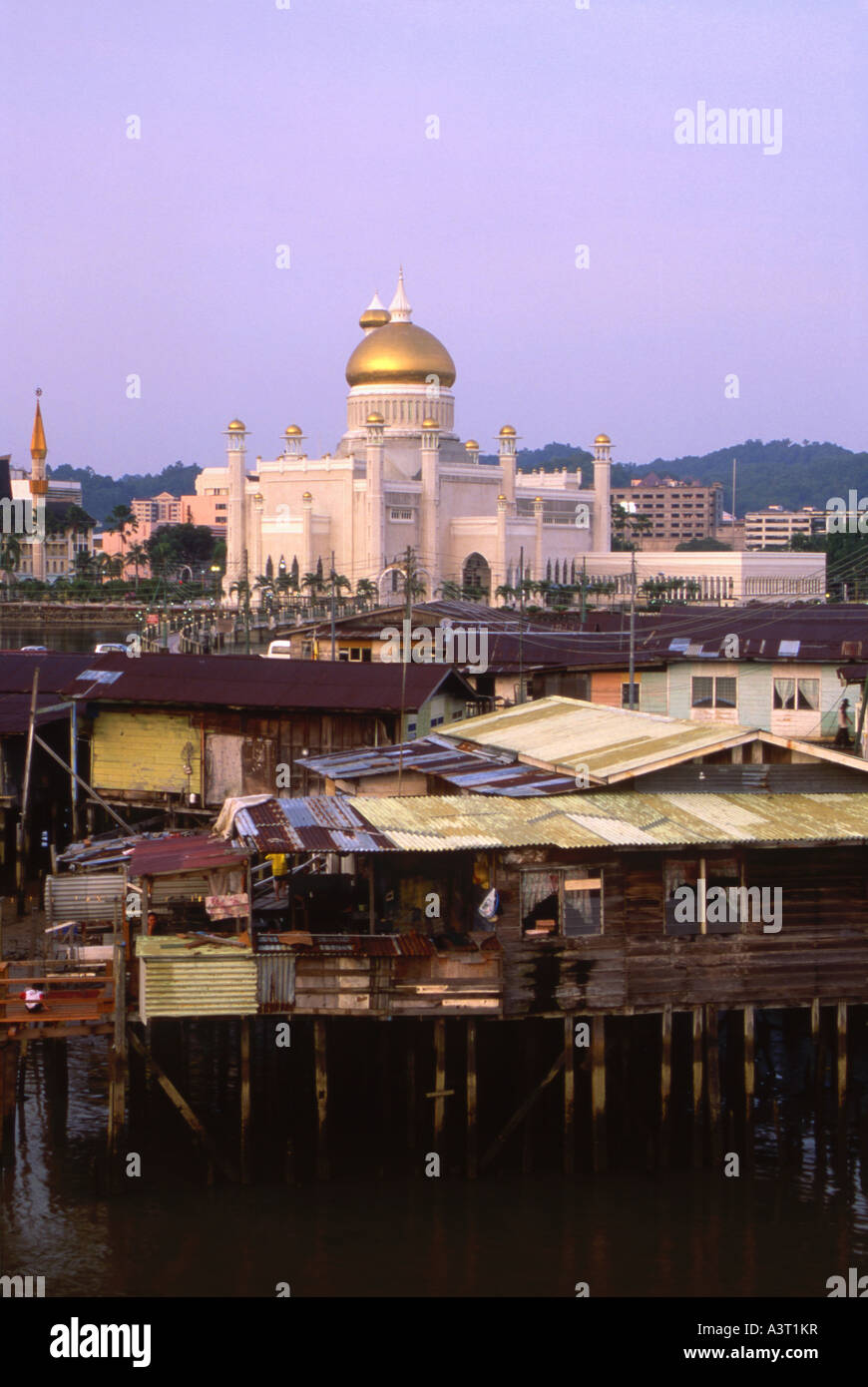 La mosquée Omar Ali Saifuddin vu depuis le village sur pilotis de Kampung Ayer à Bandar Seri Begawan Brunei Banque D'Images