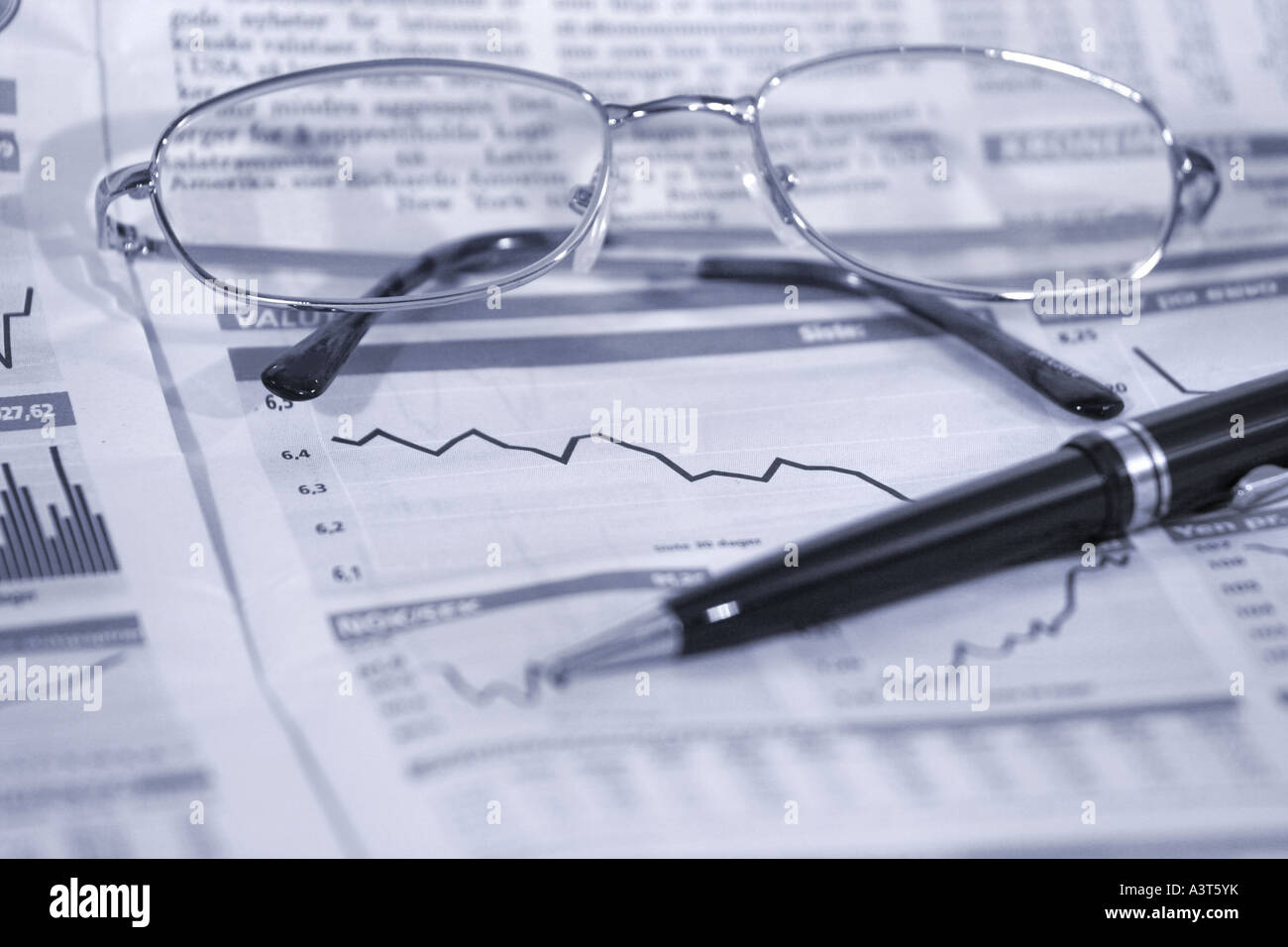 Verres et sur bille haut de chiffres financiers avec stock prix Banque D'Images