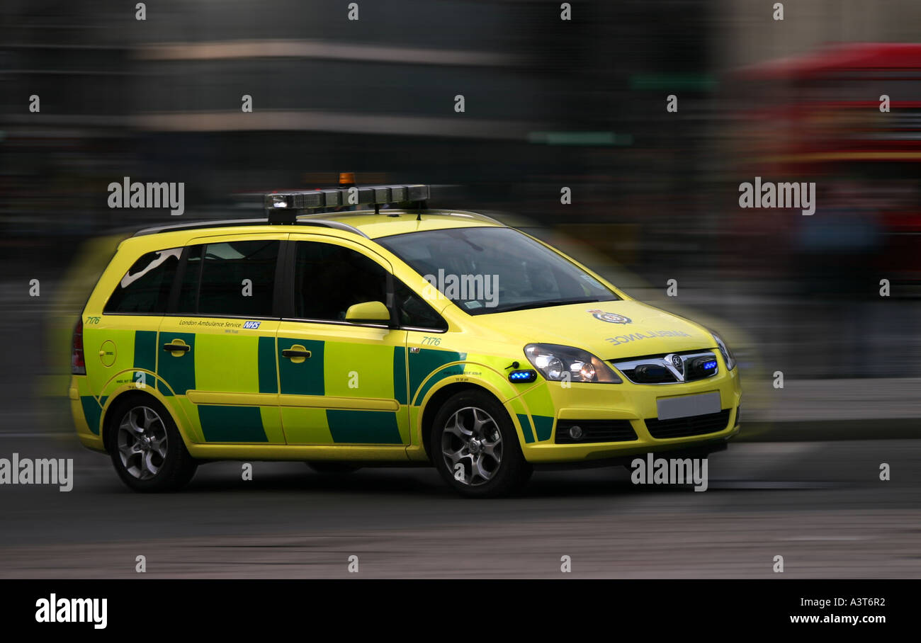 Un appel d'urgence en ambulance vers Trafalgar Square Londres Royaume-Uni Banque D'Images
