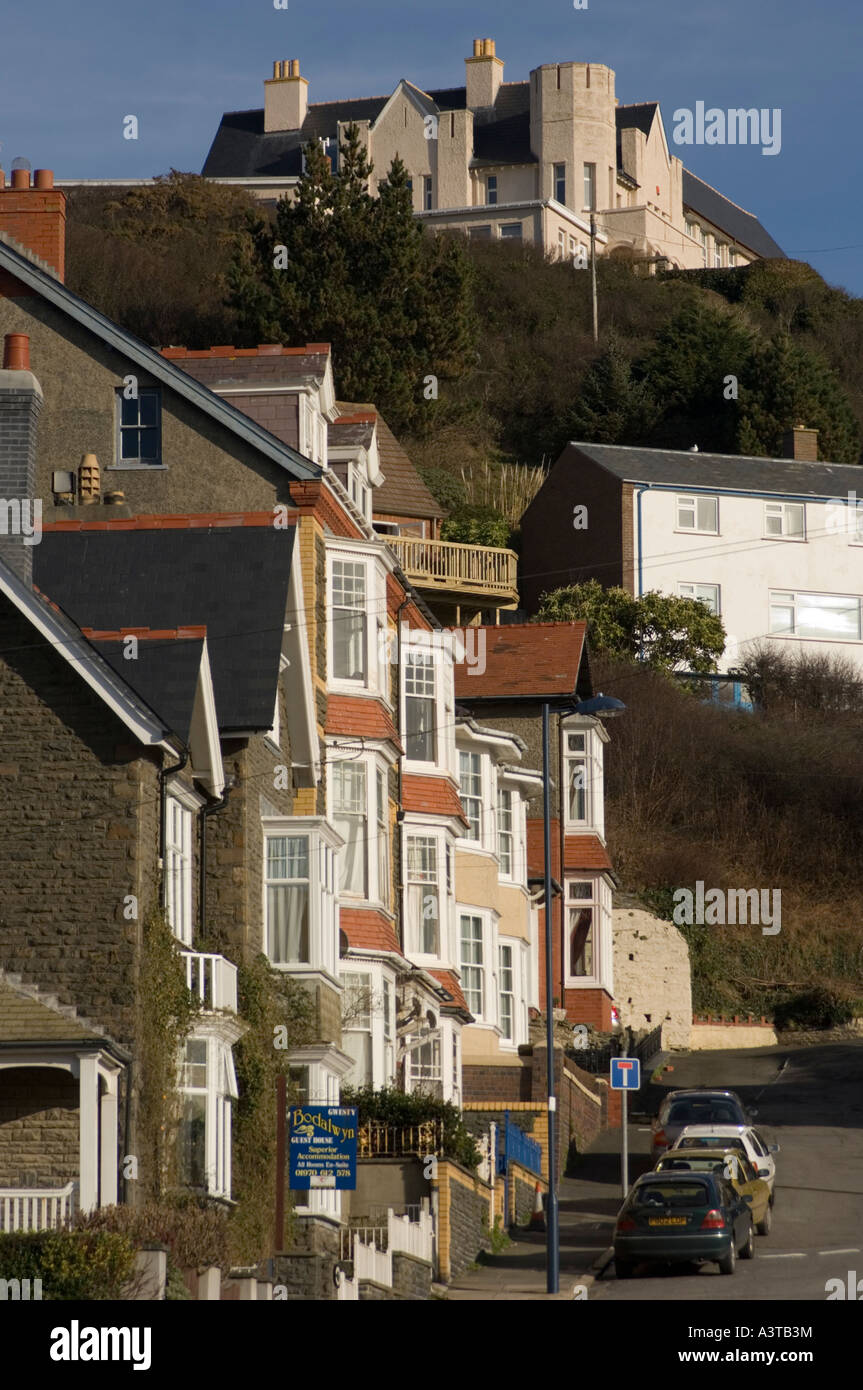 Pays de Galles Aberystwyth : books conseil sur une colline au-dessus de la ville donnant sur terrasse de maisons au Pays de Galles, Royaume-Uni Banque D'Images
