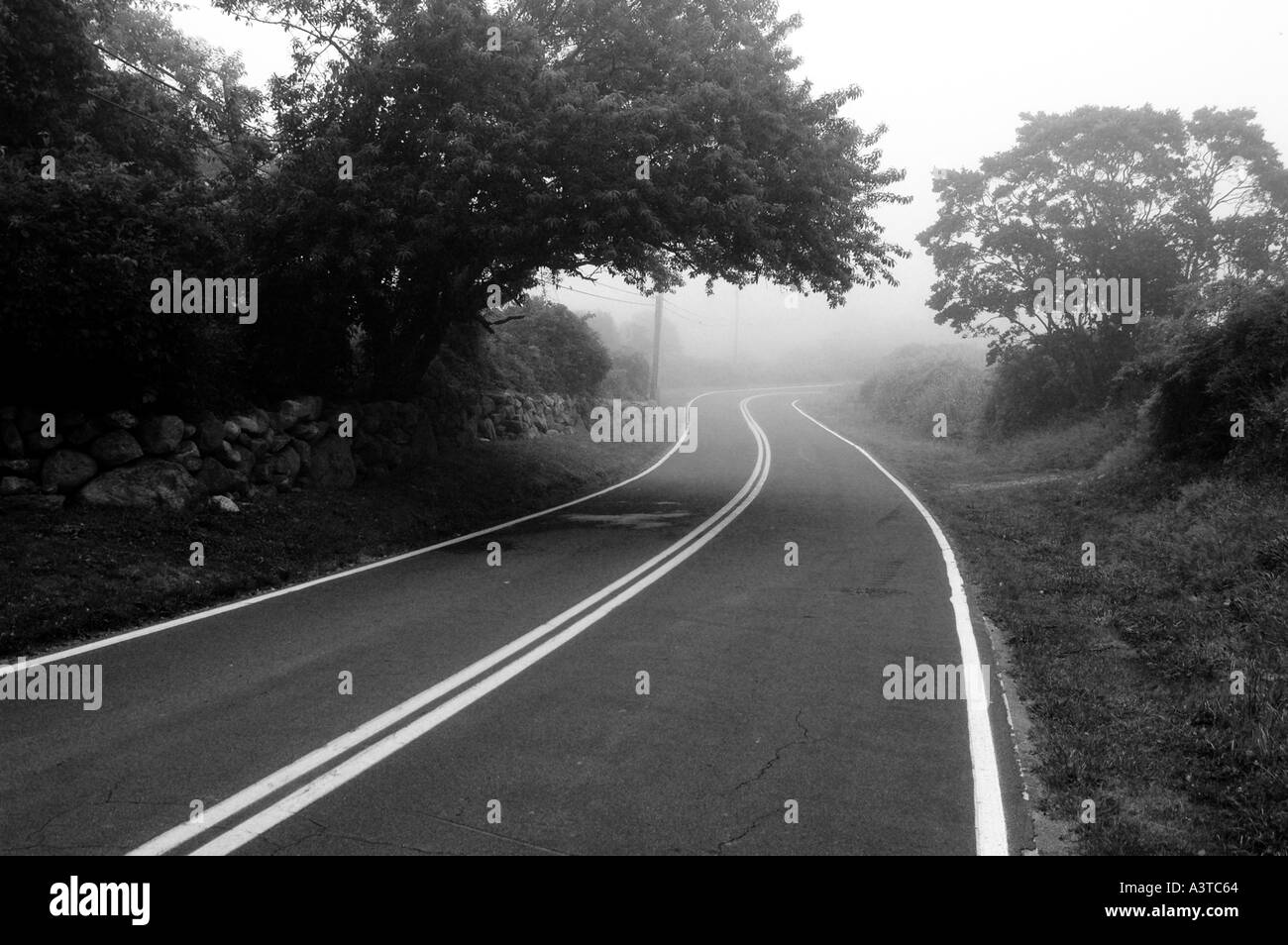 Courbe de la route dans le brouillard avec bloc paysage isalnd Rhode island usa united states RI Banque D'Images
