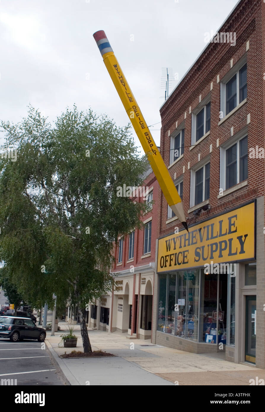Un crayon géant se tient à l'extérieur du magasin de fournitures de bureau Wytheville en Virginie, un point de repère original en bord de route et une icône locale. Banque D'Images