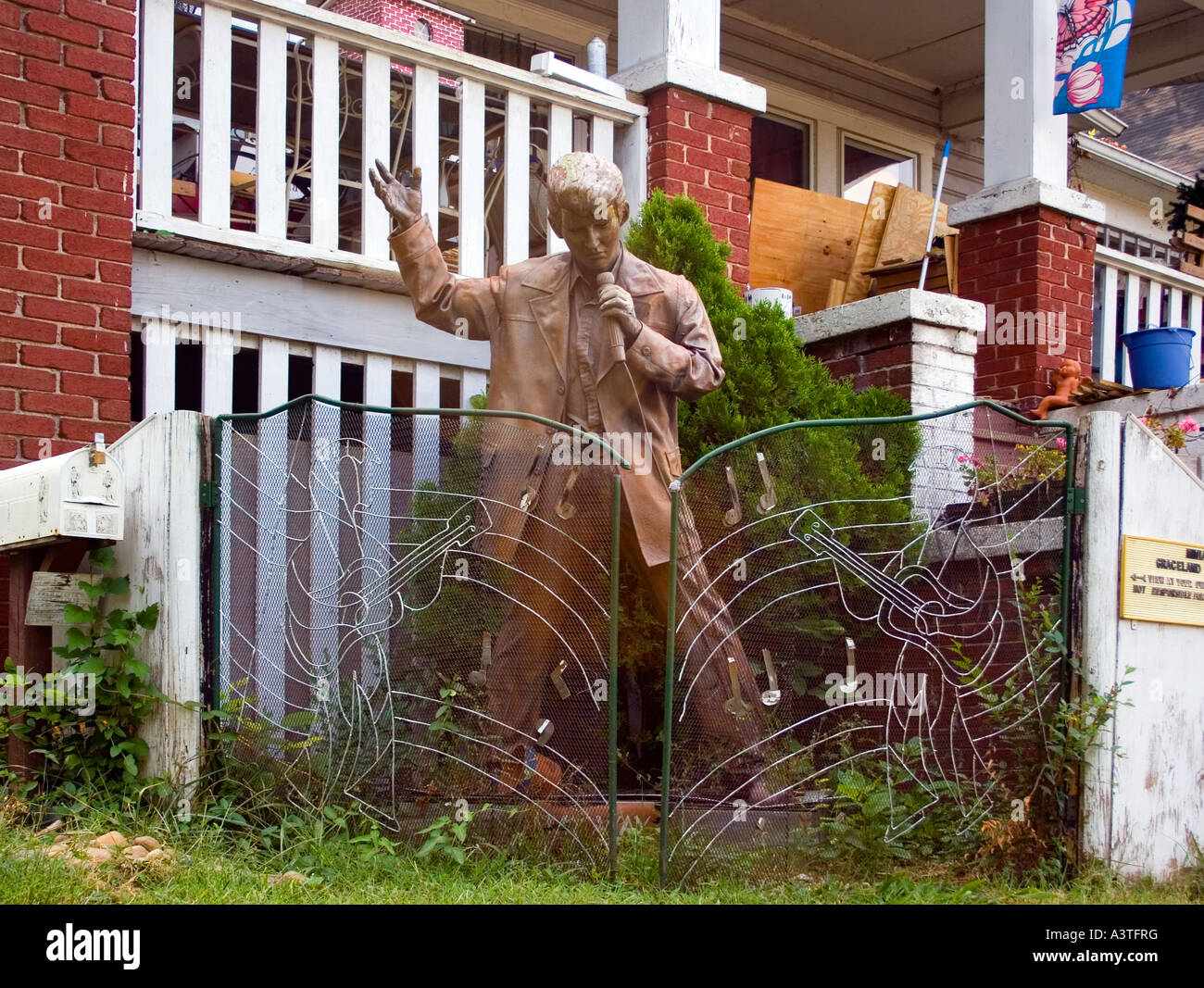 Statue d'Elvis Presley à la Mini réplique Graceland dans une cour à Roanoke en Virginie Banque D'Images