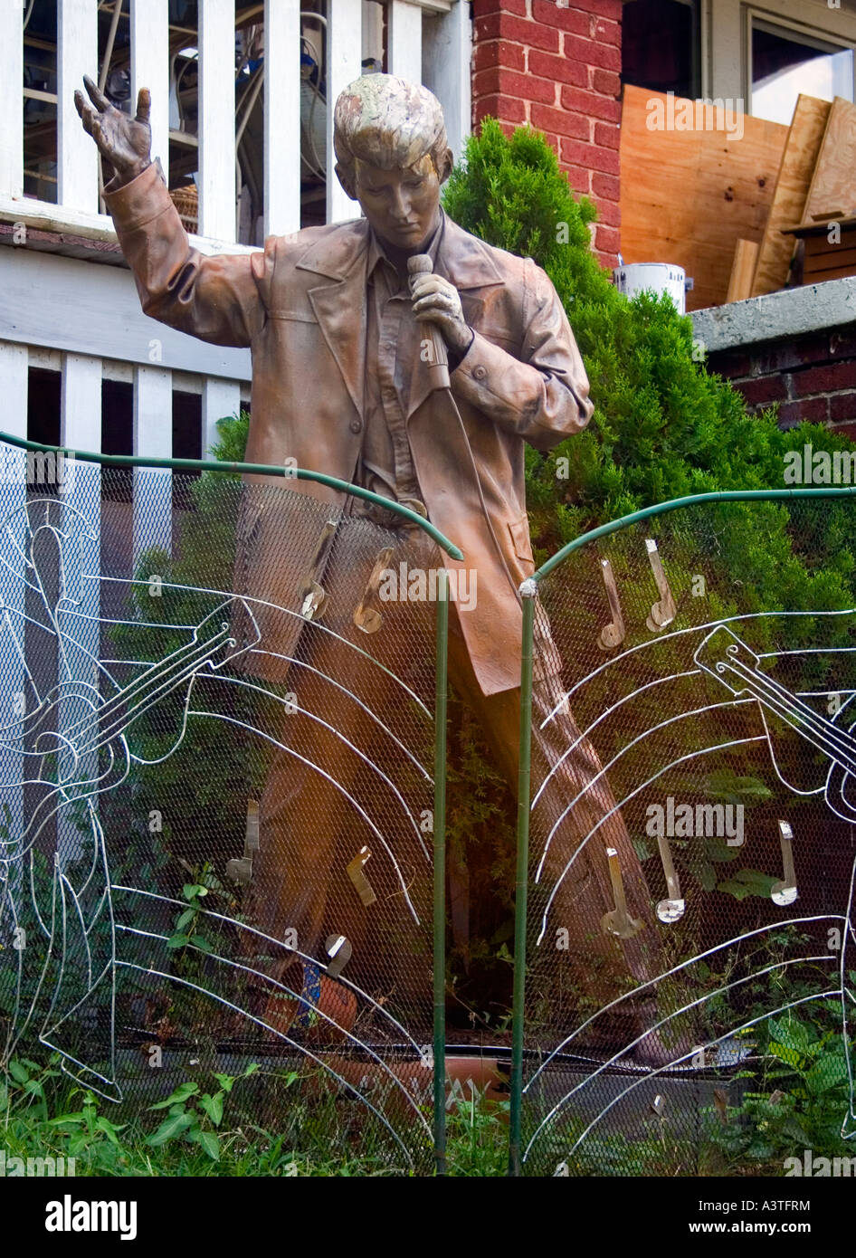 Statue d'Elvis Presley à la Mini réplique Graceland dans une cour à Roanoke en Virginie Banque D'Images