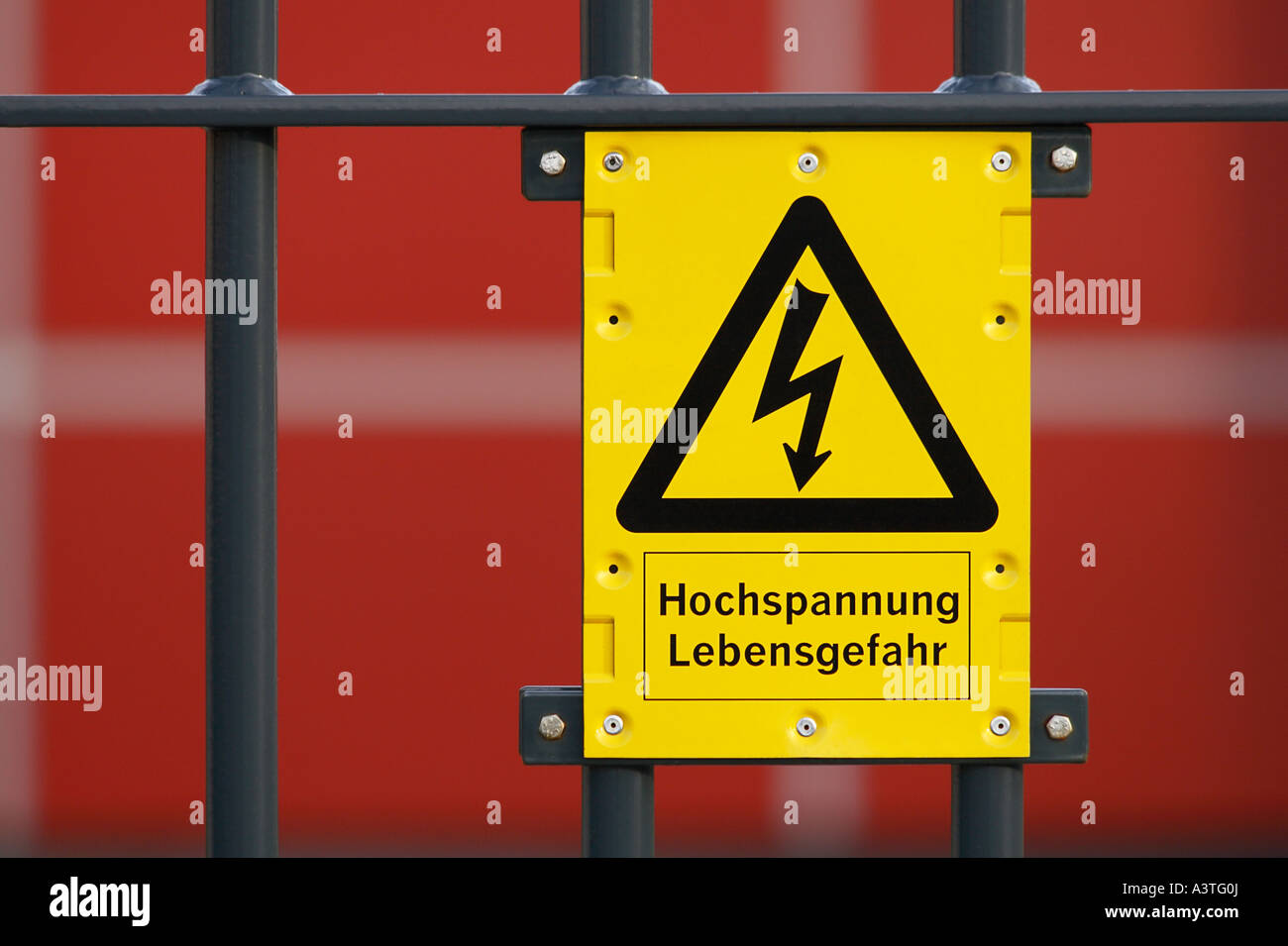 Panneau d'avertissement "Hochspannung Lebensgefahr' une haute tension Danger de mort sur une porte de Banque D'Images