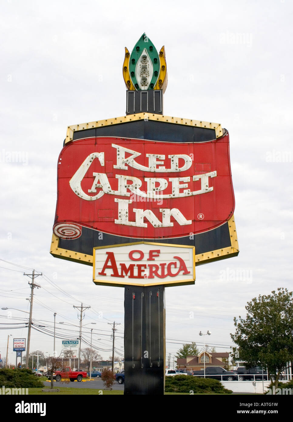 Vintage Red Carpet Inn signe à Harrisonburg, Virginie, se tient comme un rappel nostalgique des motels américains classiques en bord de route. Banque D'Images