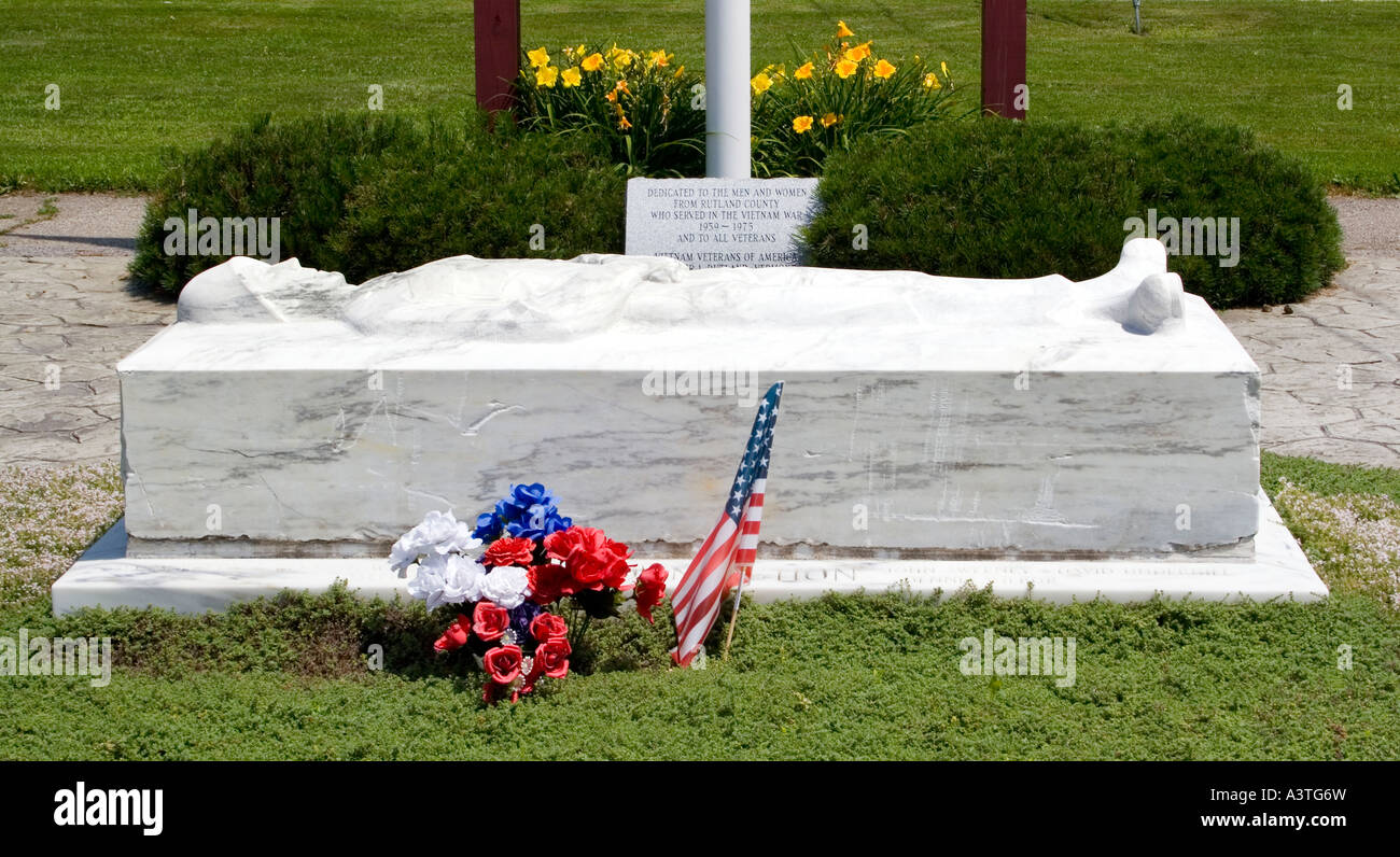 Le mémorial des vétérans du Vietnam à Rutland, Vermont par John Reno présente un soldat gelé dans le marbre, honorant le service et le sacrifice avec un talent artistique saisissant. Banque D'Images Le mémorial des vétérans du Vietnam à Rutland, Vermont par John Reno présente un soldat gelé dans le marbre, honorant le service et le sacrifice avec un talent artistique saisissant. Banque D'Images