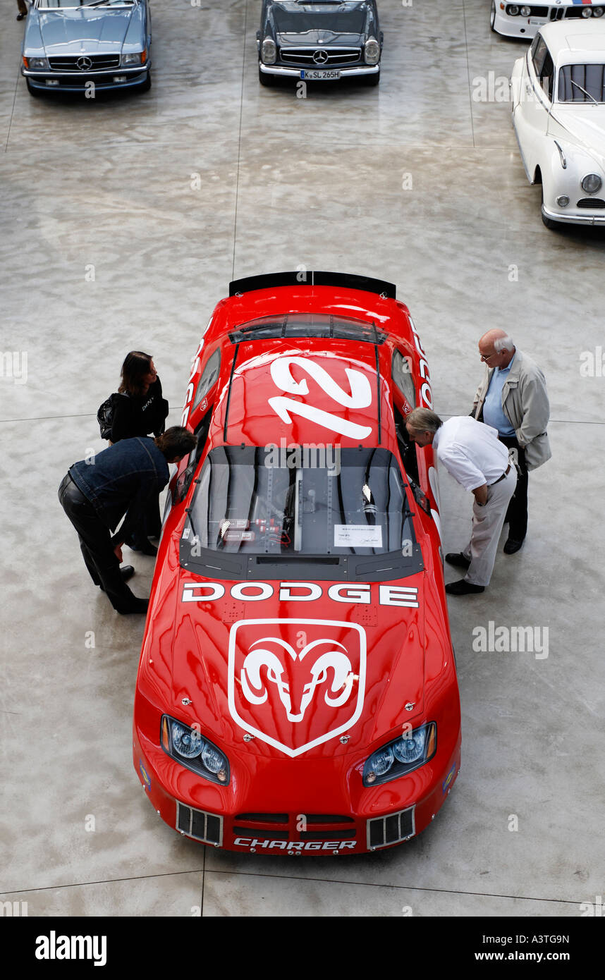 Les visiteurs regardent l'intérieur d'une Dodge avec 700 HP, Meilenwerk Duesseldorf, Allemagne Banque D'Images