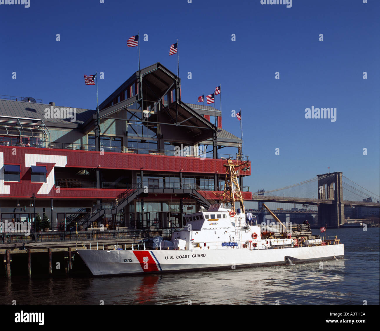 Bateau Garde-côtes dans South Street Sea Port, New York USA Banque D'Images