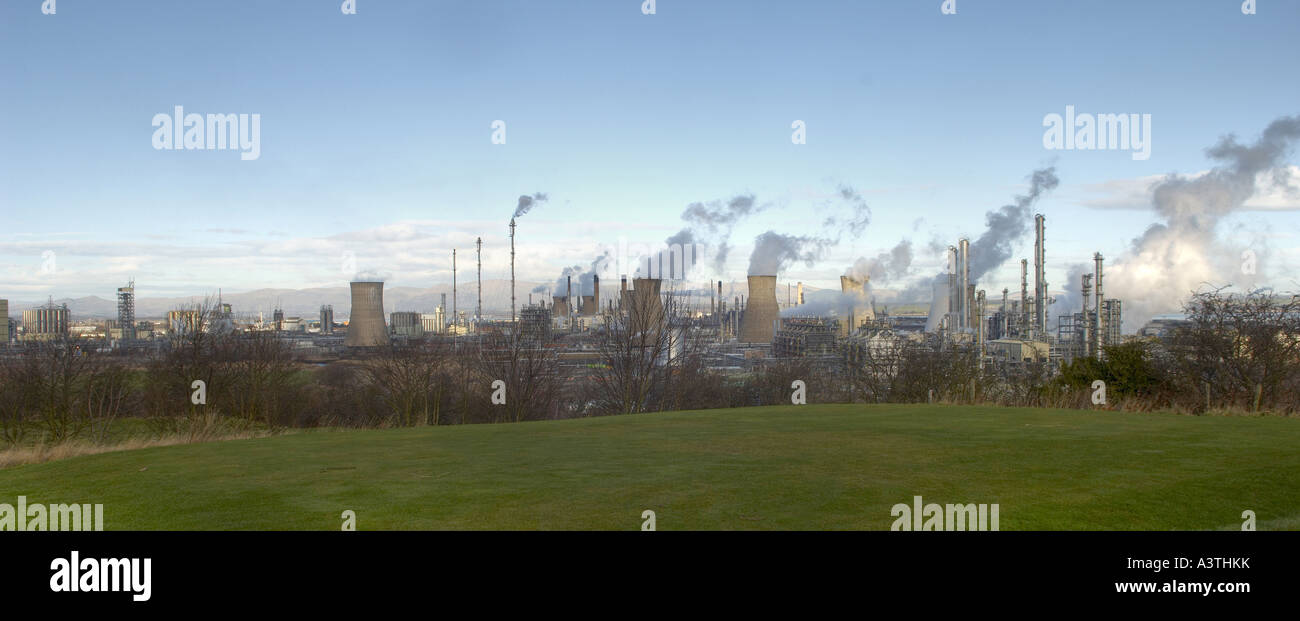 Les vapeurs de Grangemouth complexe pétrochimique, contre le ciel bleu Banque D'Images