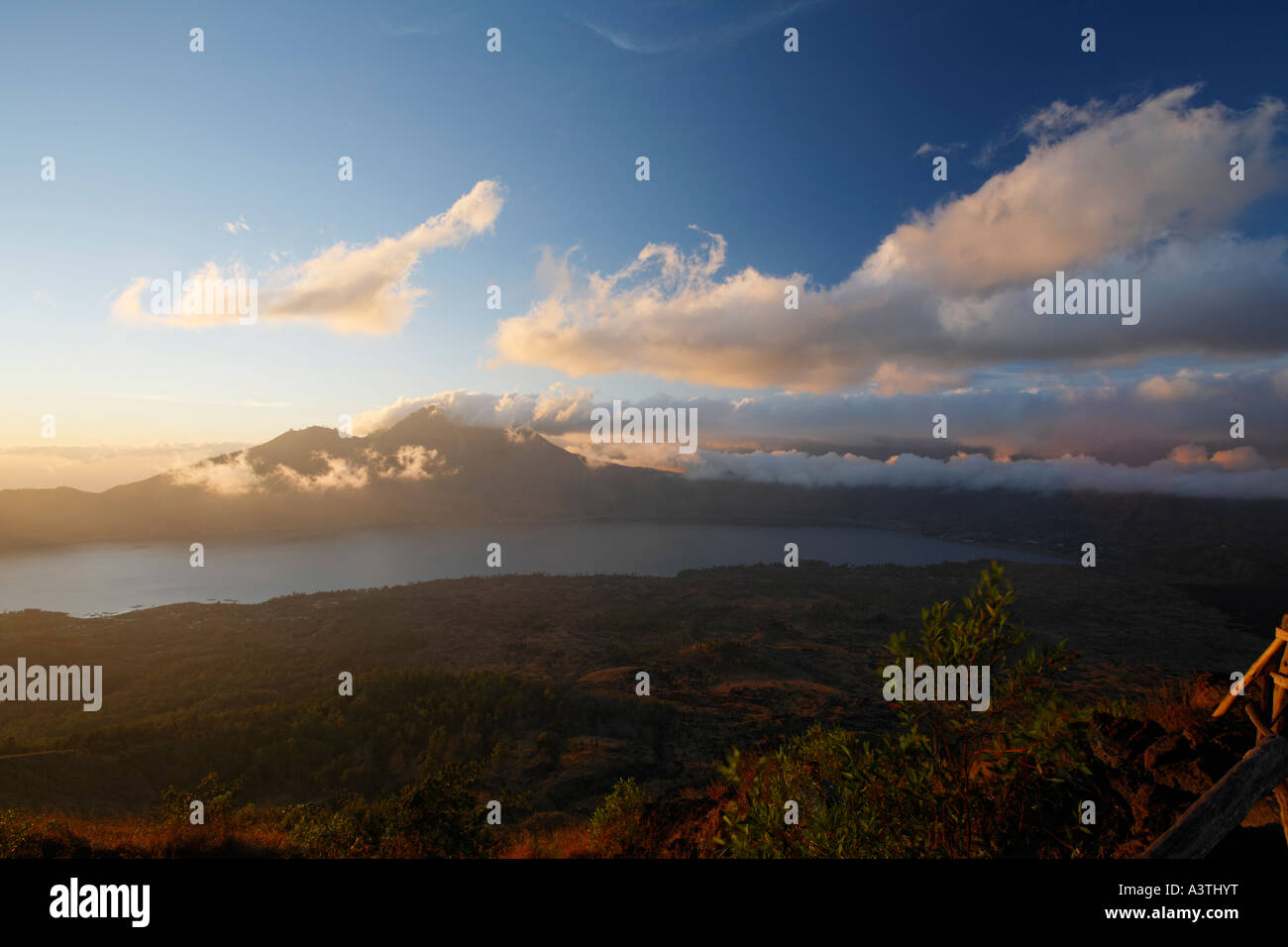 Vue du volcan Gunung Batur à Gunung Agung avec lac Danau Batur, Bali, Indonésie Banque D'Images