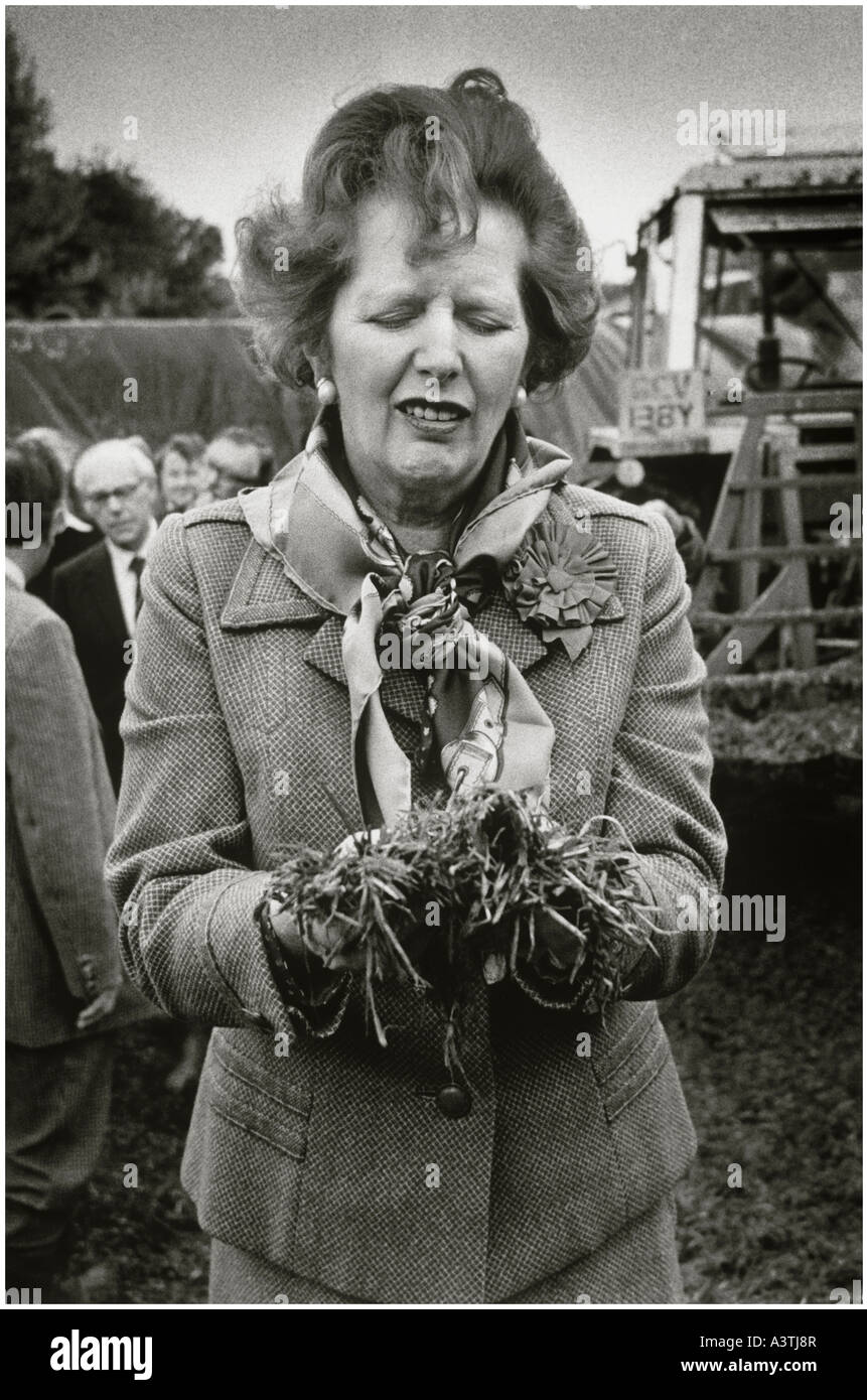 Mme Thatcher face comique tirant comme elle prend du fumier sur une ferme Banque D'Images