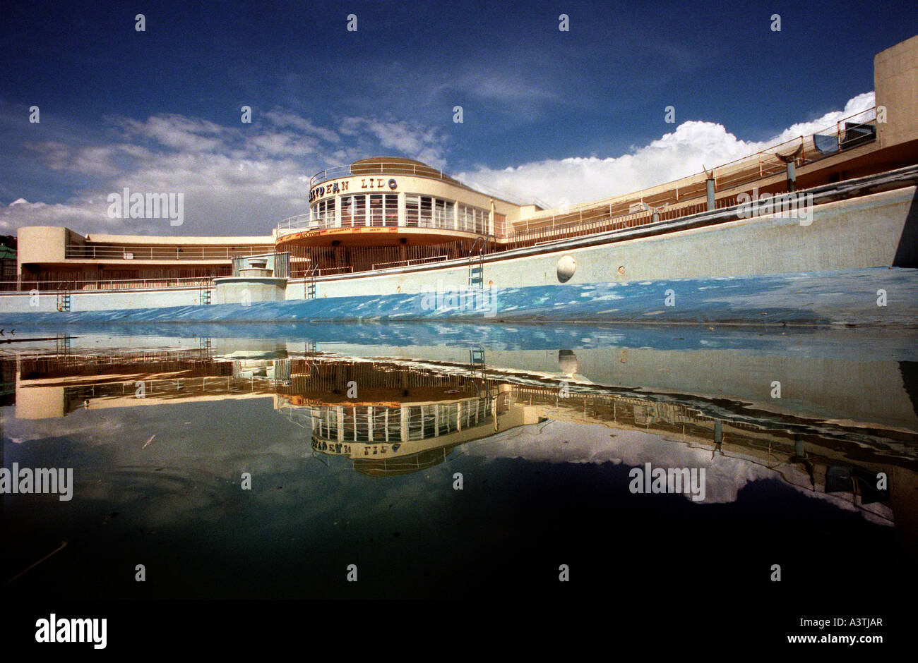 L'Art Déco Saltdean Lido près de Brighton East Sussex , construit en 1937 juste avant un important programme de restauration Banque D'Images