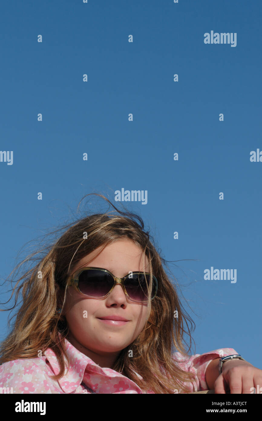 Jeune fille âgée de 12 ans portant des lunettes de soleil et chemisier rose  Photo Stock - Alamy