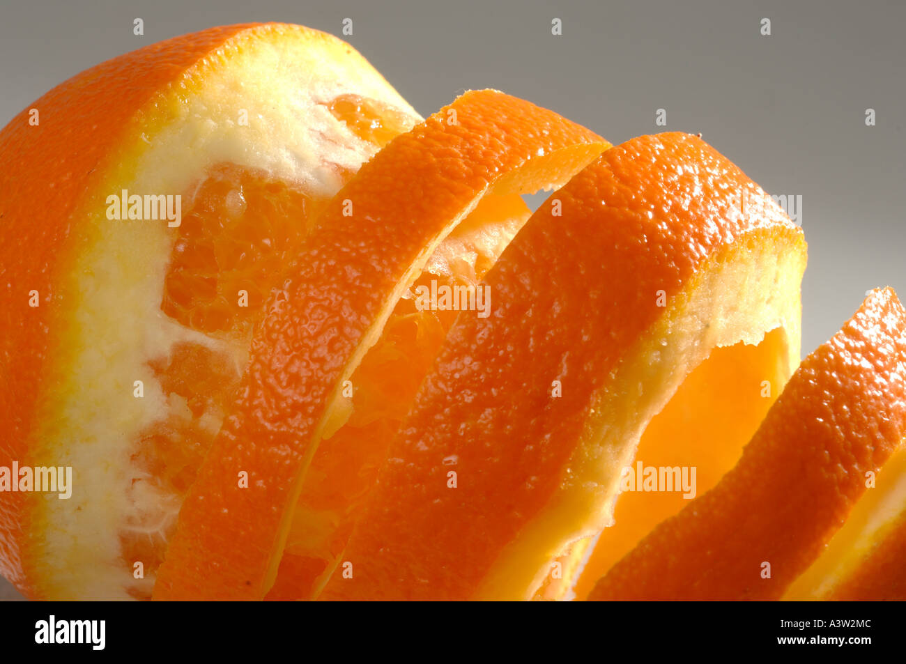 Orange navel récoltés avec fruits peler partiellement coupées dans une spirale Banque D'Images