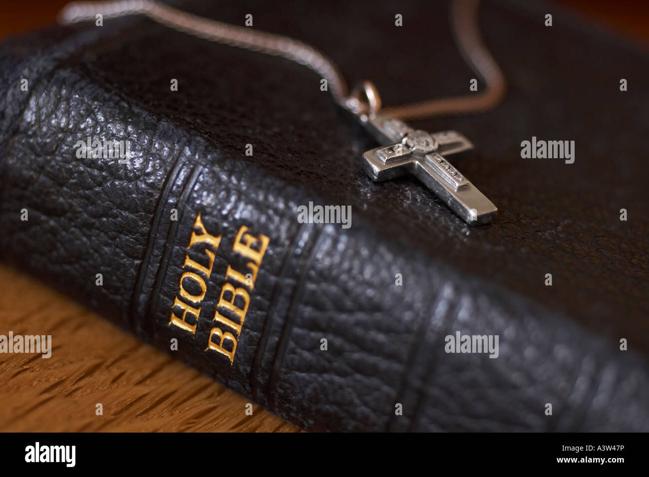 Bible et Croix Banque D'Images