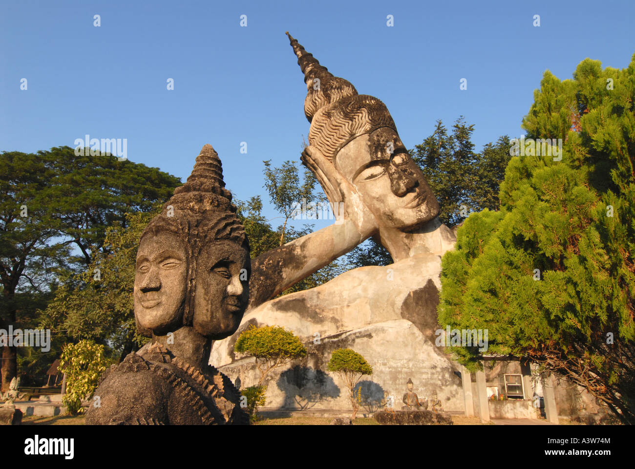 Bouddha couché à Xieng Kuan Sculpture Park près de Vientiane, Laos Banque D'Images