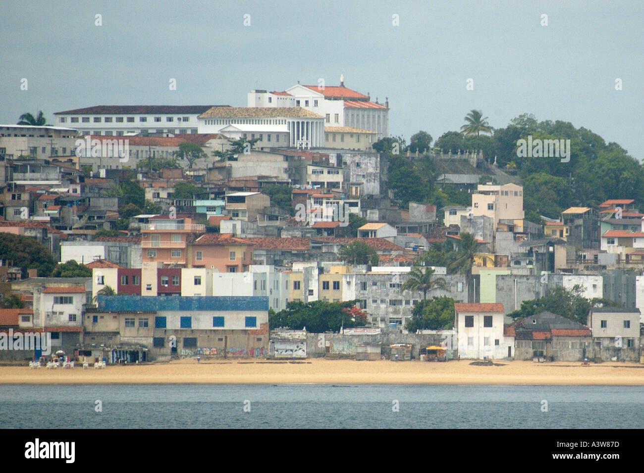 Bâtiment historique dans un quartier pauvre de Salvador de Bahia au Brésil Banque D'Images