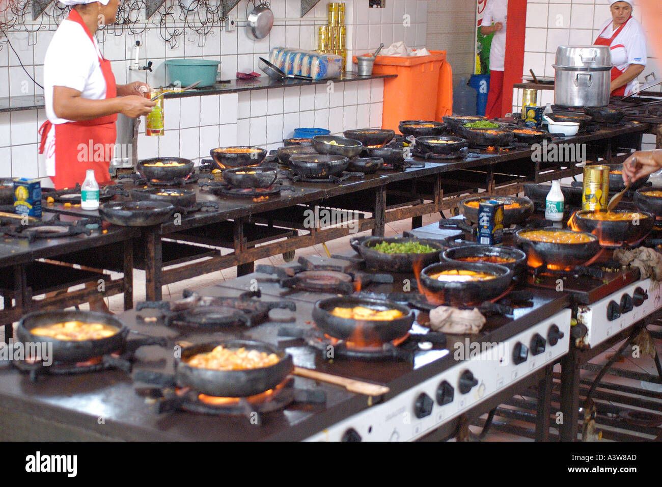 Restaurant cuisine où les chefs préparent des plats de fruits de mer typique de casseroles en fer dans le sud-est du Brésil Espirito Santo Banque D'Images