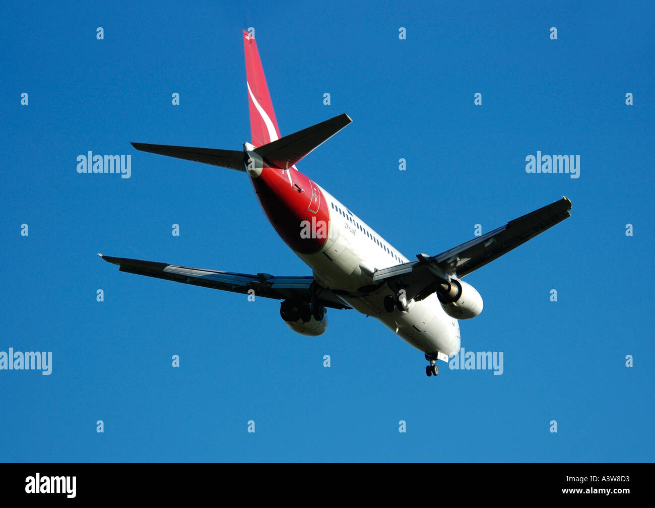 Un Boeing 737 Quantas sur l'approche à l'atterrissage à l'Aéroport International d'Auckland Auckland Nouvelle Zélande Banque D'Images