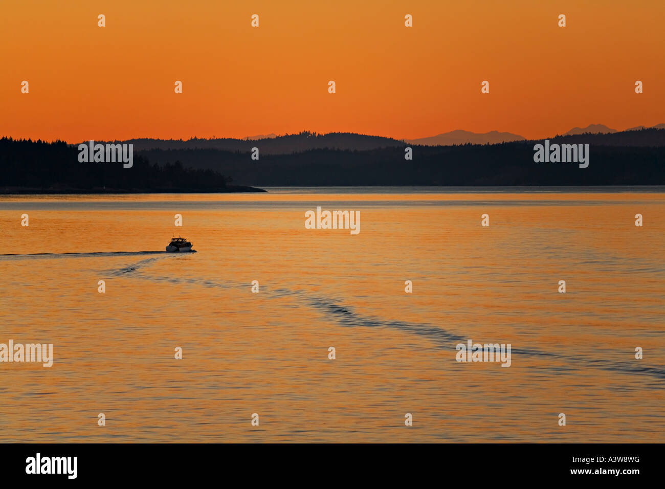 Bateau de pêche au crépuscule près de l'île de Vancouver British Columbia Canada Banque D'Images