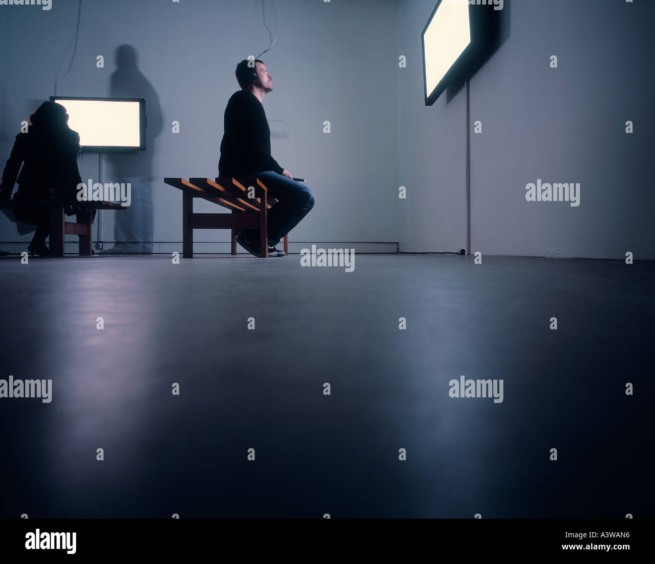 En regardant l'écran plat moderne. Banque D'Images