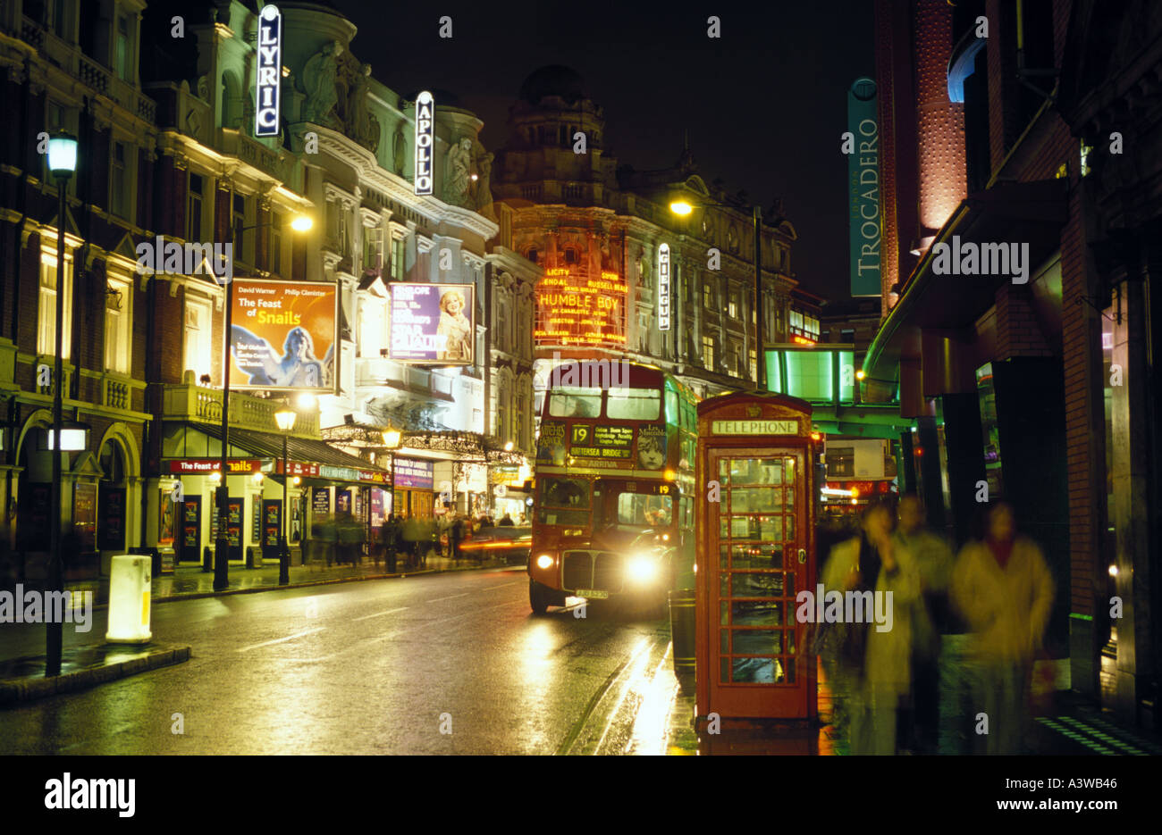 Une photo de nuit de Shaftesbury Avenue à Londres West End Theatre district Banque D'Images