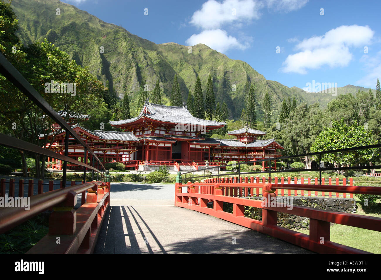 Le temple Byodo-In sur la côte au vent d'Oahu, une réplique exacte du temple Byodo au Japon, Hawaii, USA. Banque D'Images