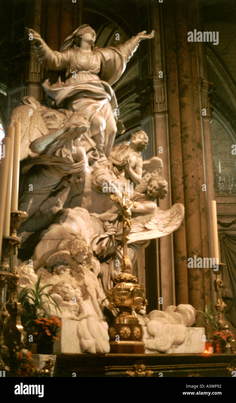Des statues dans la cathédrale de Chartres France Banque D'Images