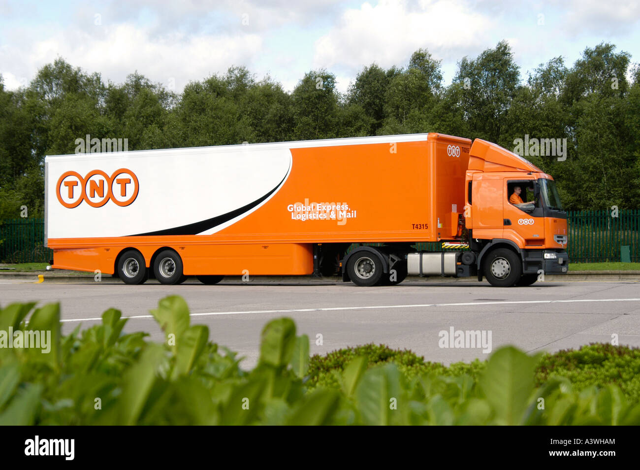 Renault 370 camion articulé en livraison par coursier TNT au Royaume-Uni. Banque D'Images