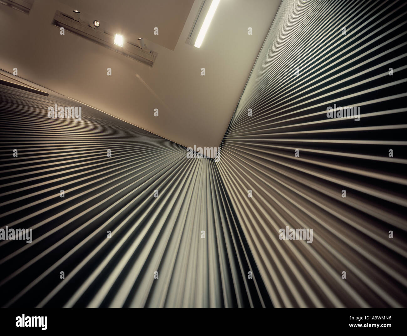 Lignes convergentes, (coin de mur ondulé). Banque D'Images