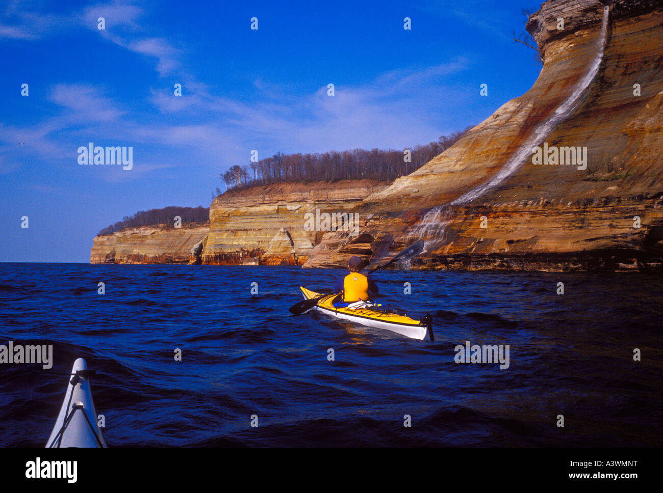 Kayakiste de mer, Pictured Rocks National Lakeshore, lac Supérieur, Munising, Michigan Banque D'Images