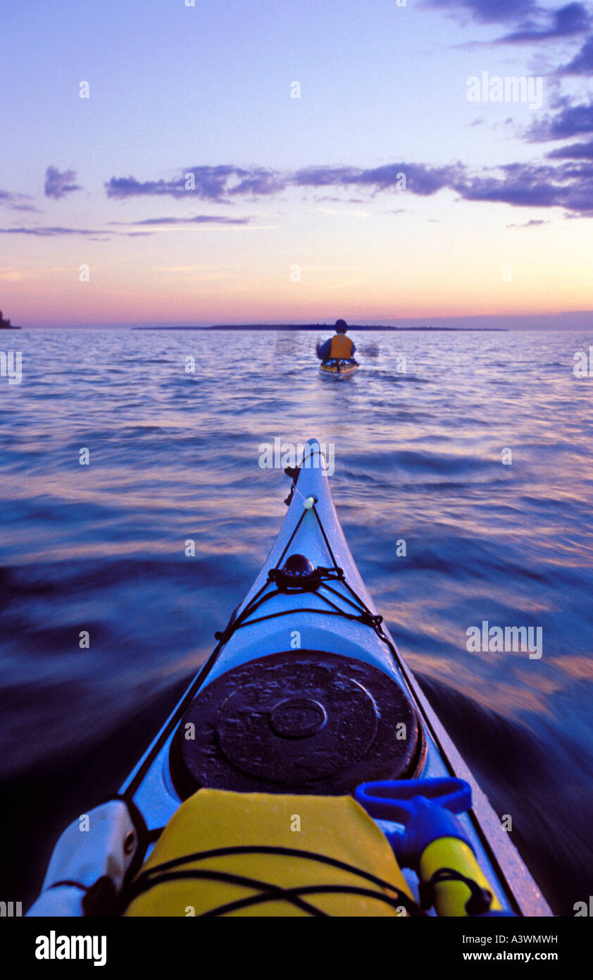 Une paire de kayak de mer à partir de la pagaie à la Loutre de l'île de New York au crépuscule dans Îles Apostle National Lakeshore près de Wis Bayfield Banque D'Images