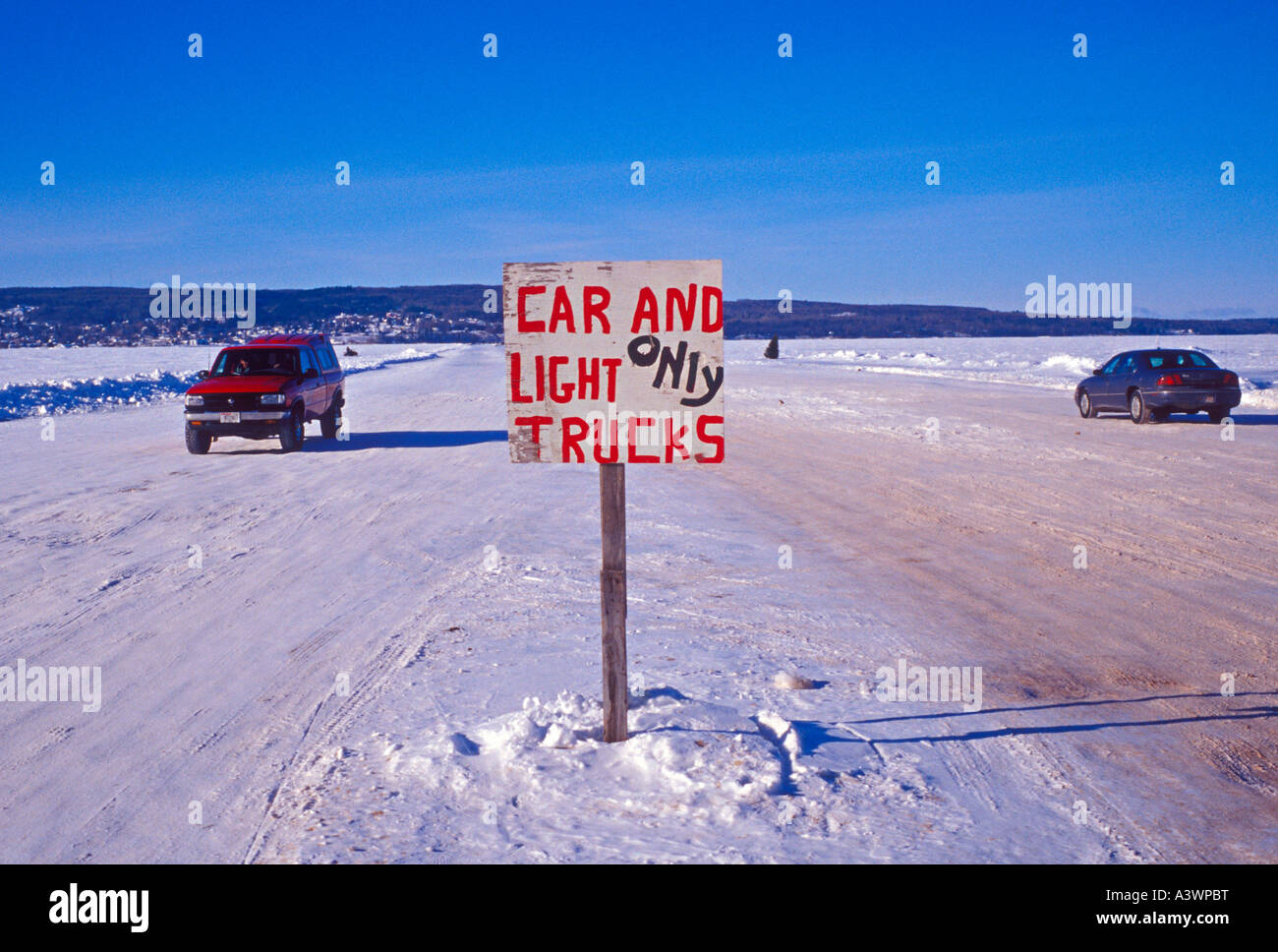 Le trafic de voitures et de camions utilise la route de glace reliant l'Île Madeline avec Wis Bayfield en hiver Banque D'Images