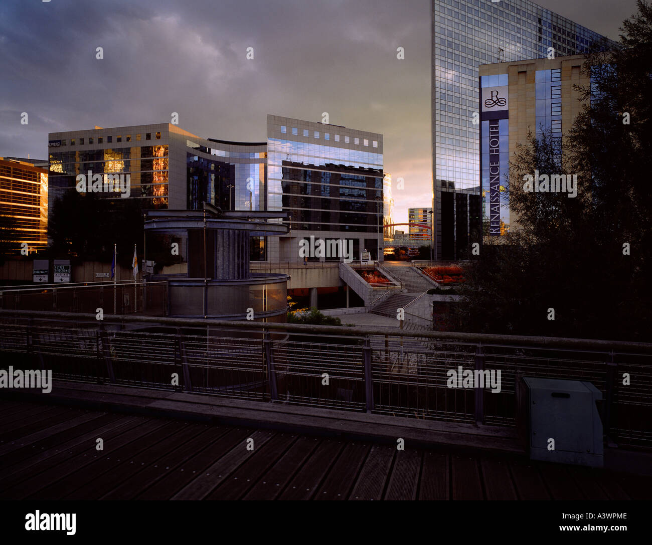 Sombres nuages réunissant plus de 'La Défense nationale", Paris. Banque D'Images