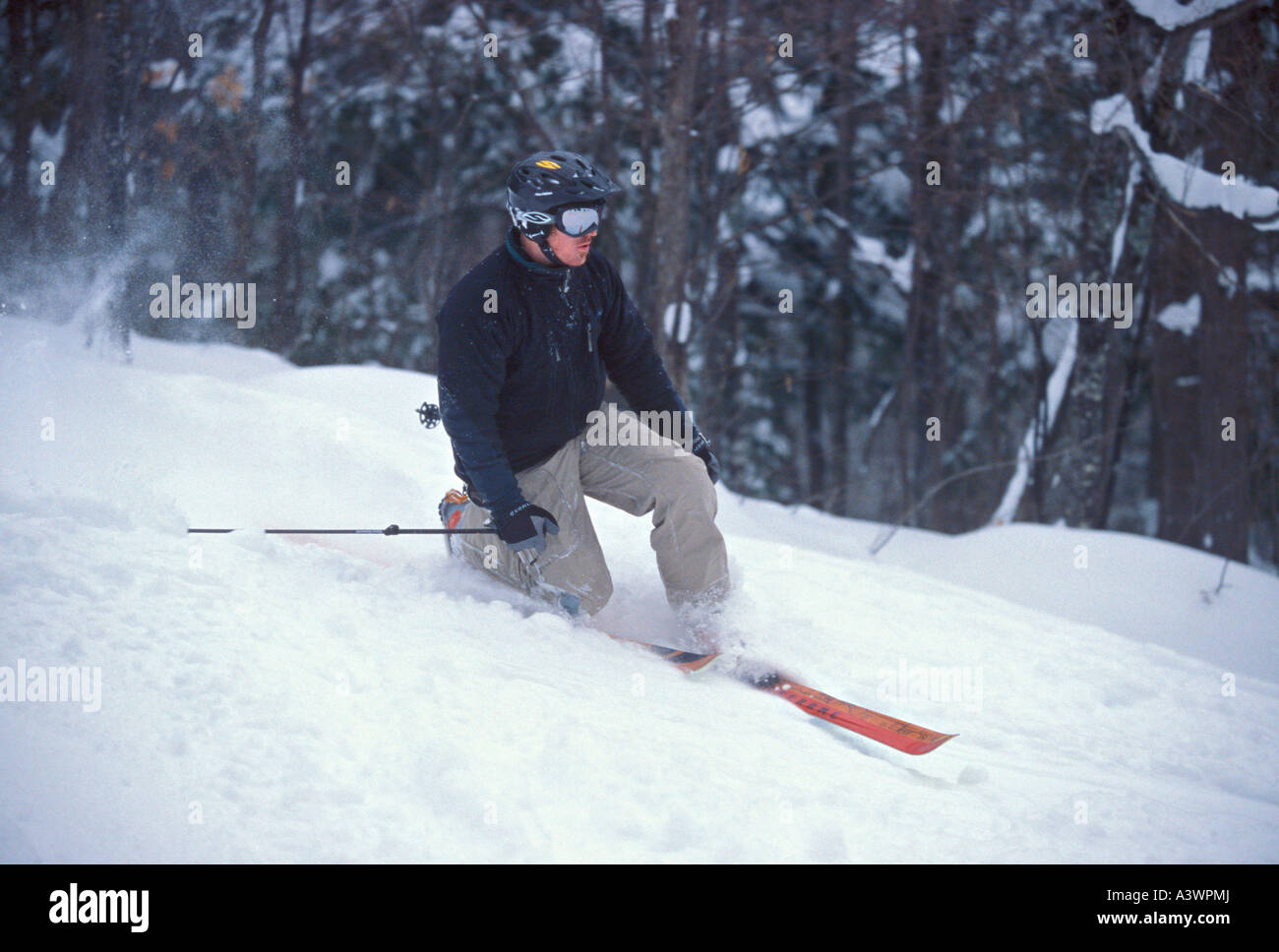 Un skieur de télémark au cours TeleFest Porcupine Mountain Ski Hill au à Porcupine Mountain Wilderness State Park près de Silver City MI Banque D'Images