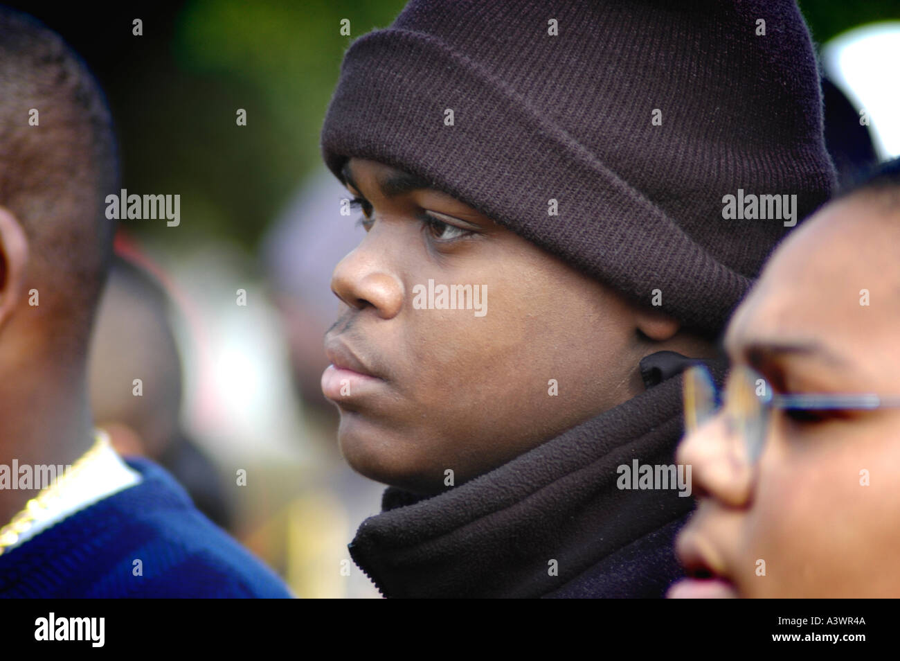 Jeune adolescent de souche jeune garçon noir au rassemblement de manifestation anti-meurtre à Atlanta Géorgie USA Afro Watch Cap BLM, police Banque D'Images