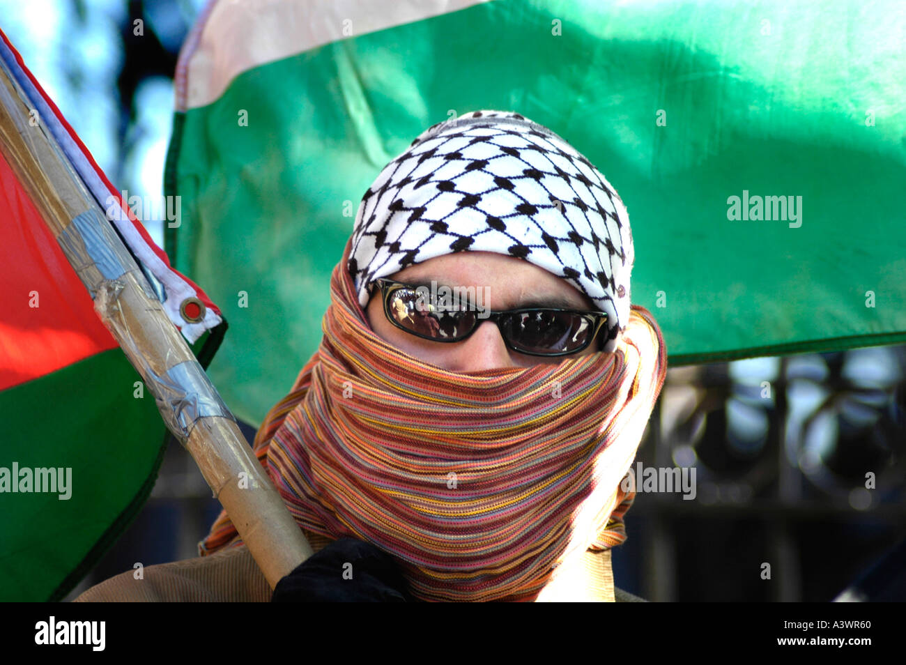 Jeune homme pro palestinien et pro arabe et anti Manifestation d'Israël contre la guerre en cours en Irak à Atlanta GA ÉTATS-UNIS Banque D'Images