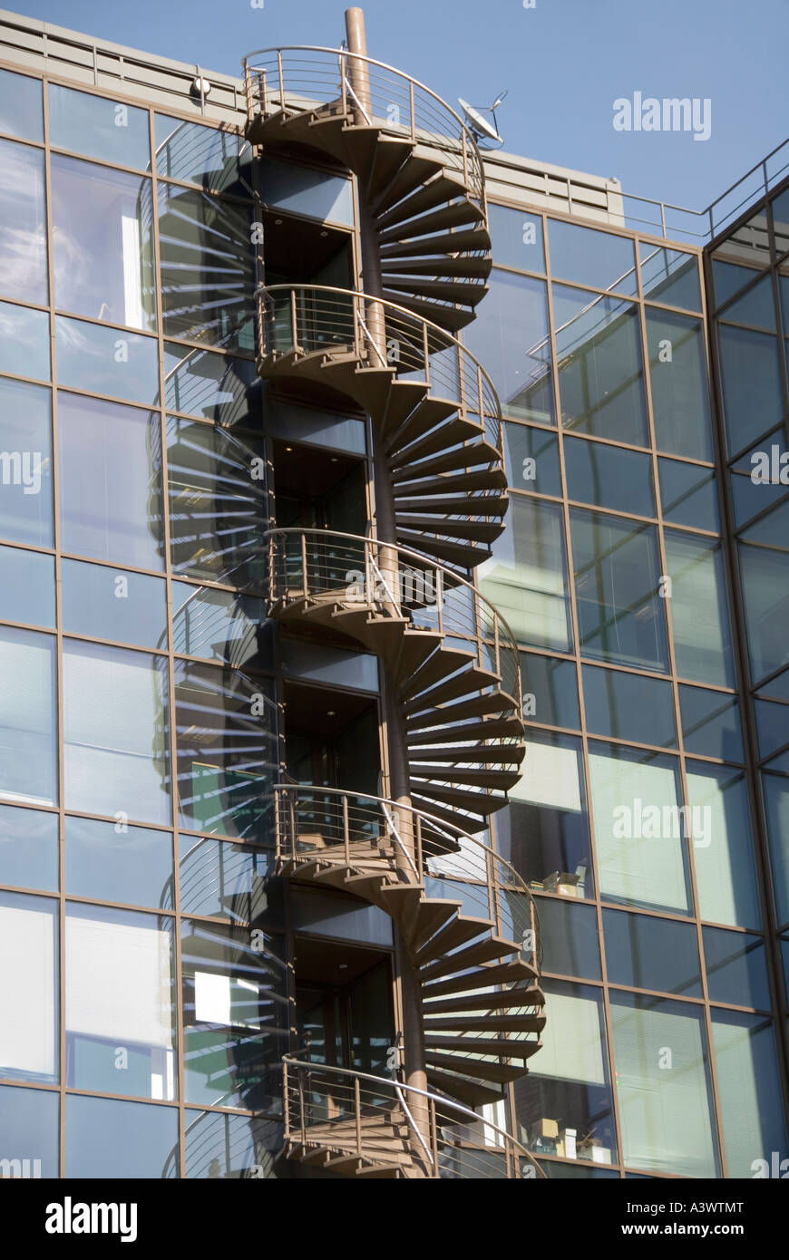 Évacuation d'urgence en spirale acier ferronnerie escalier à l'extérieur de la paroi externe de multi étages immeuble de bureau Ville de London England UK Banque D'Images
