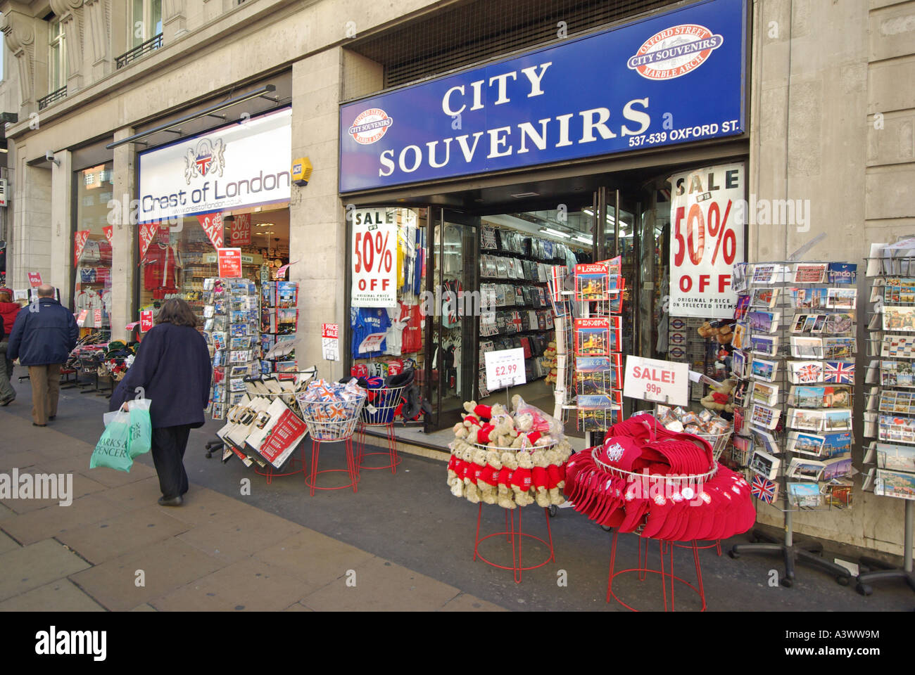 Deux magasins de souvenirs sur Oxford Street shop & avant affiche la chaussée pleine de souvenirs cadeaux & cartes postales West End de Londres Angleterre Royaume-uni Banque D'Images