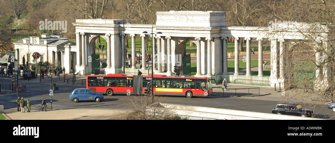 Bendy bus passant devant le de l'arche et colonnes de l'écran d'Hyde Park Corner London England UK Banque D'Images