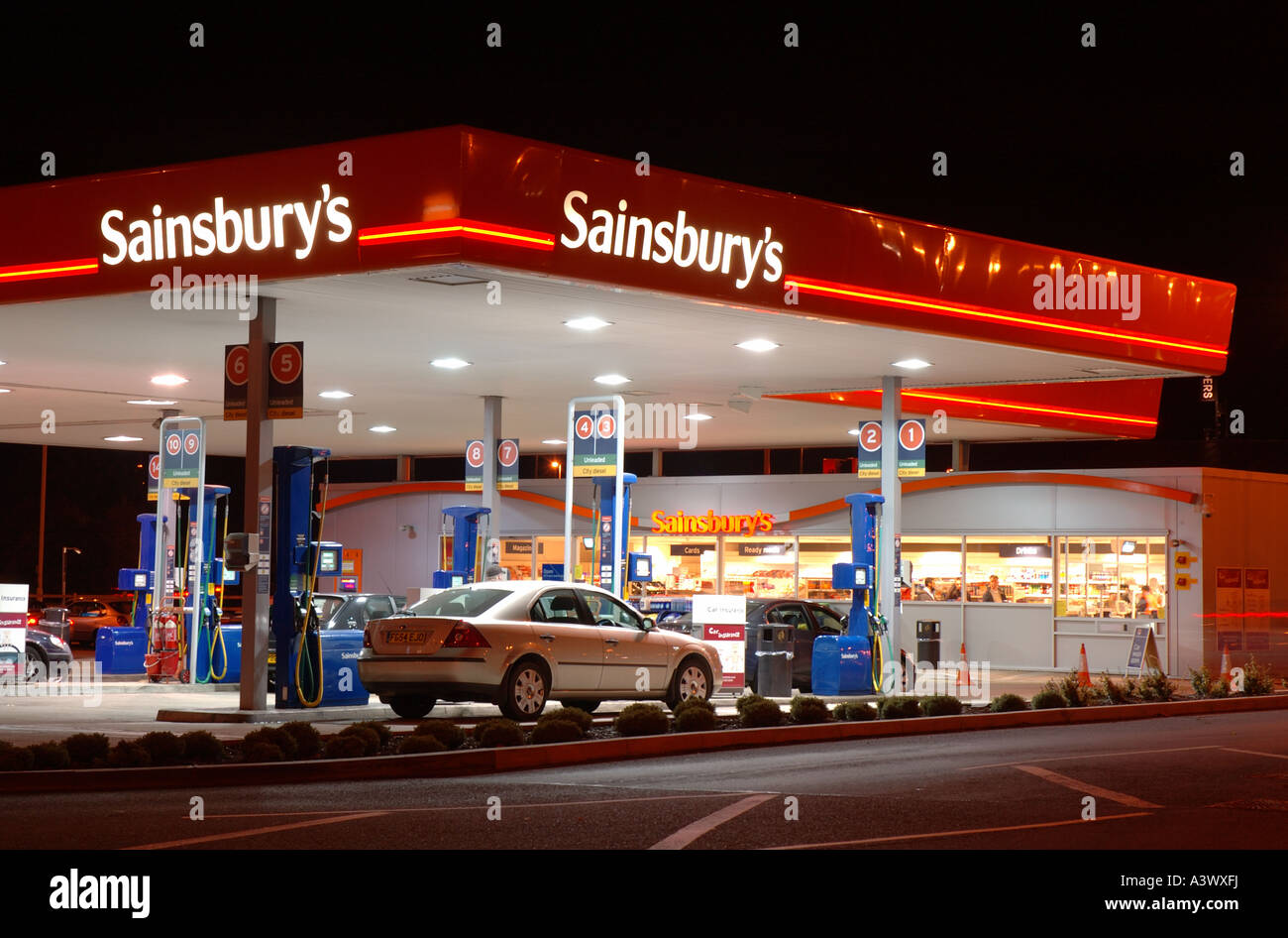 Station essence Sainsburys la nuit Banque D'Images