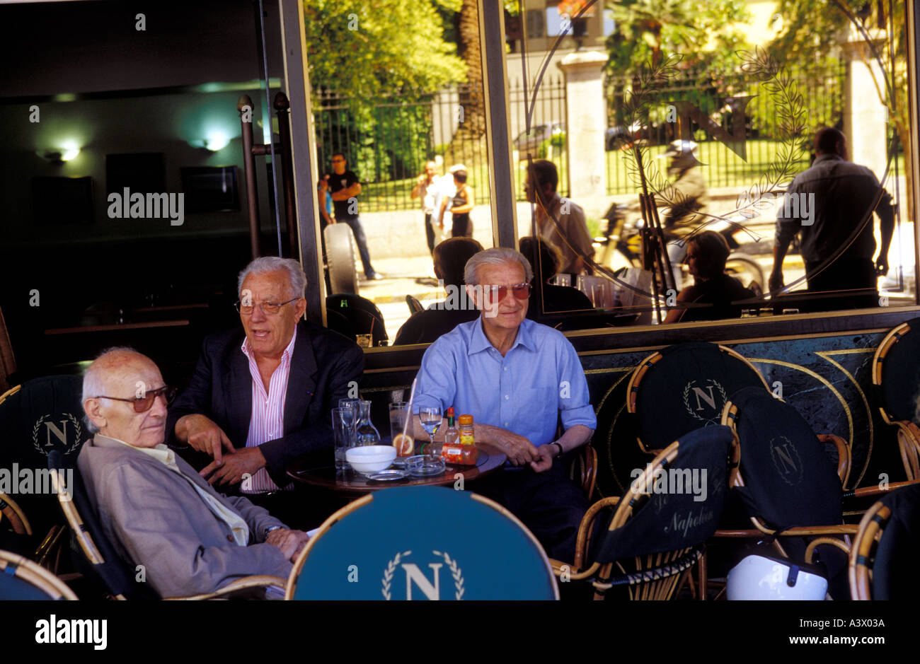 Les personnes âgées assis au café Napoléon à Ajaccio Corse France Banque D'Images