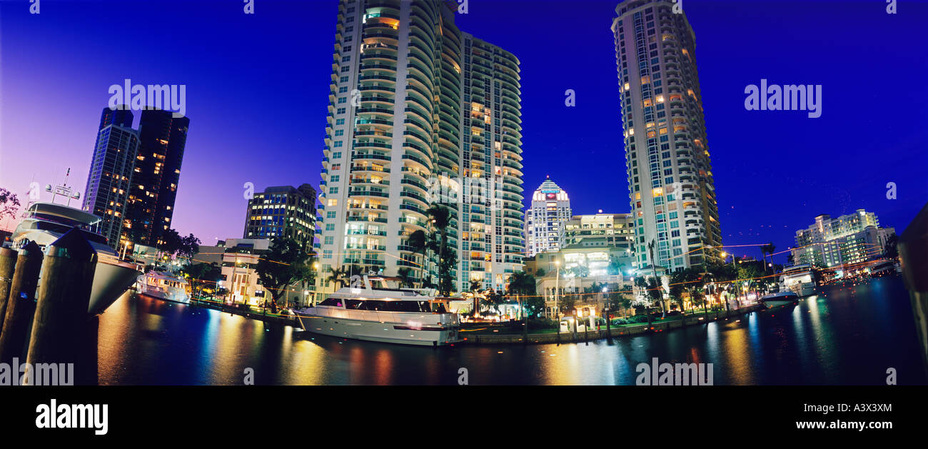 Le long de la New River, au centre-ville de Fort Lauderdale, Floride, au crépuscule Banque D'Images