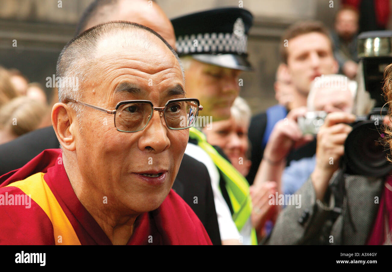 Sa Sainteté le 14e Dali Lama du Tibet lors d'un bain de foule sur sa dernière visite à Edimbourg Banque D'Images