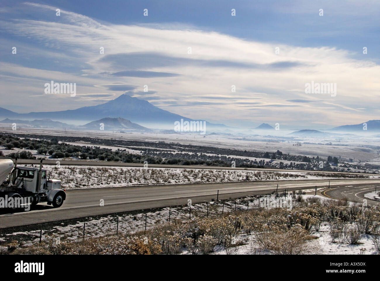 'Camion sur l'autoroute Interstate '5', 't' après tempête de Shasta, Californie, USA' Banque D'Images