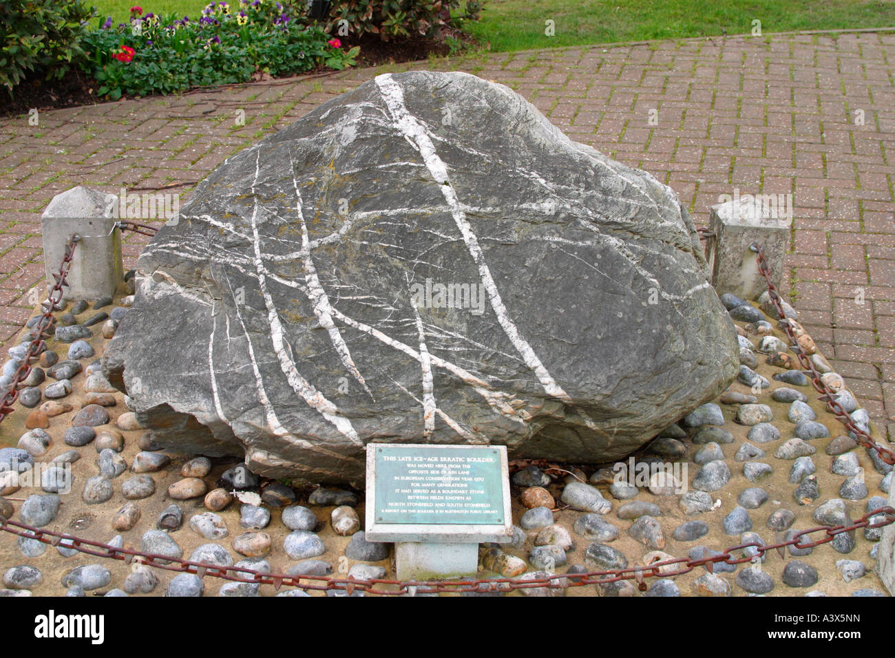 L'âge de glace rocher erratique en exposition permanente dans le village de Norfolk Arms, West Sussex. Banque D'Images