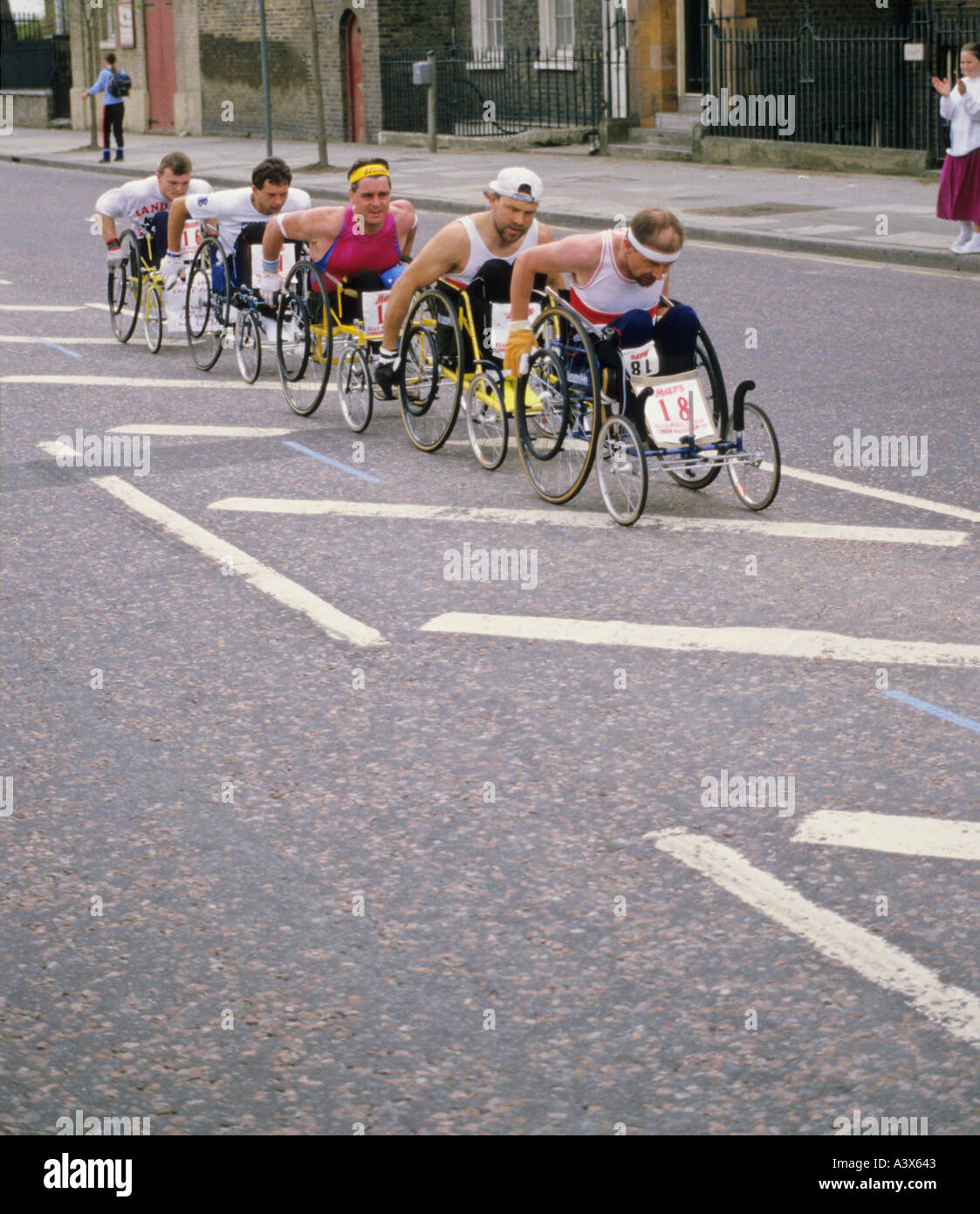 Les participants aux fauteuils roulants handicapés au marathon de Londres au début des années 1990 Banque D'Images