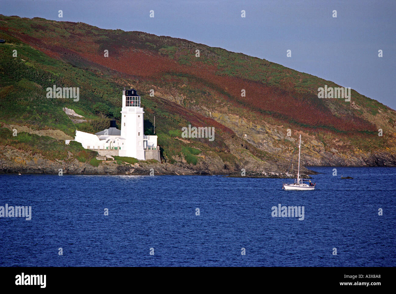 Phare sur 'St' Tête Anthonys près de St Mawes Cornwall England UK vu de Falmouth Banque D'Images