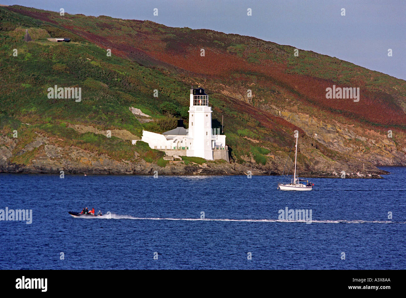 Phare sur St Anthonys Head près de St Mawes Cornwall England UK vu de Falmouth Banque D'Images